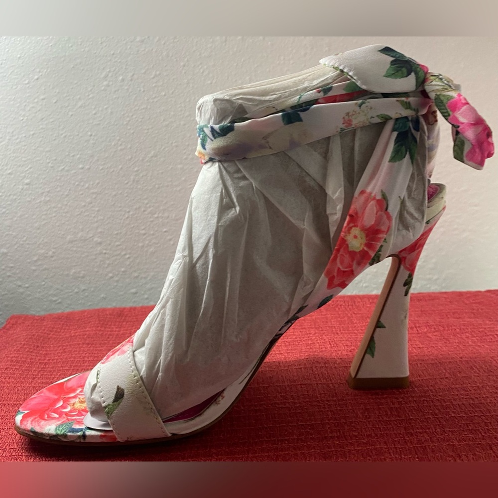 NWT.. NINE WEST FLORAL WRAP SANDALS - Picture 9 of 16